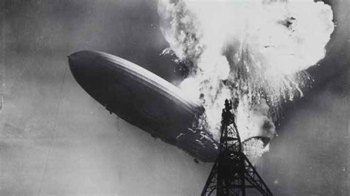 What means dirigible?